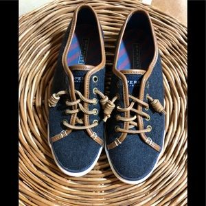 Sperry Canvass Sneakers